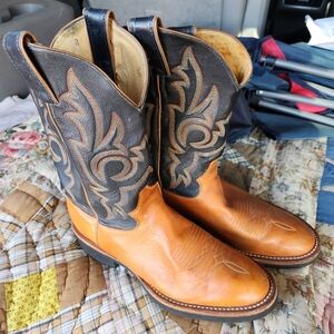 Women's Justin boots sz 9B.  Crepe soles.   Leather uppers. Spur heels. Comfy.